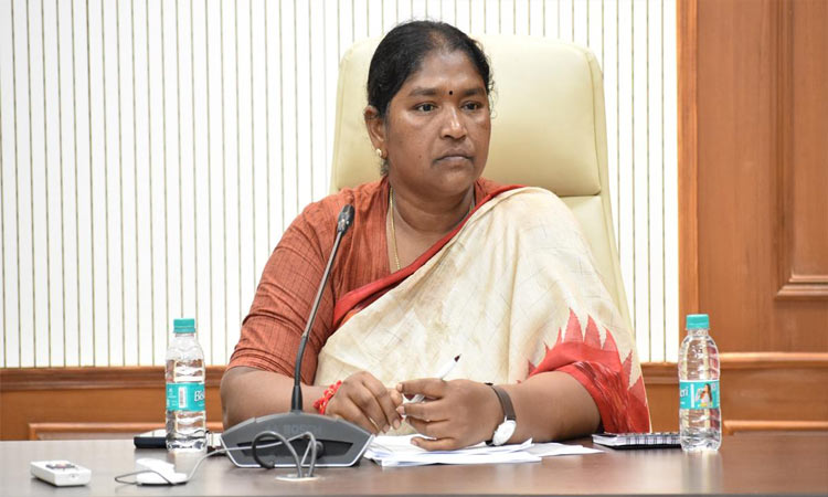 minister-seethakka-on-girl