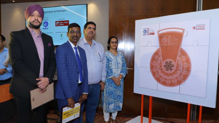 srinivas-gutti_sanjeev-sahi-seen-unveiling-thel-offical-marathon-medal